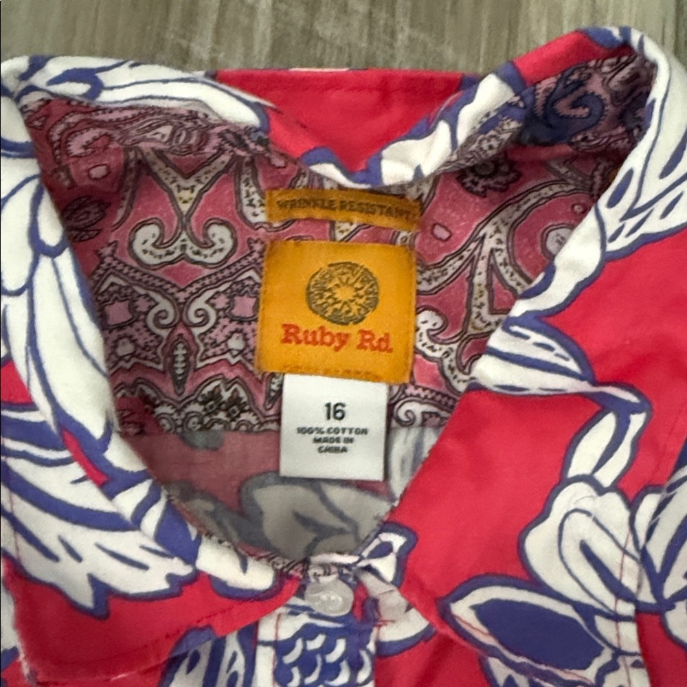 ⭐️Beautiful flowered button down - Picture 2 of 4